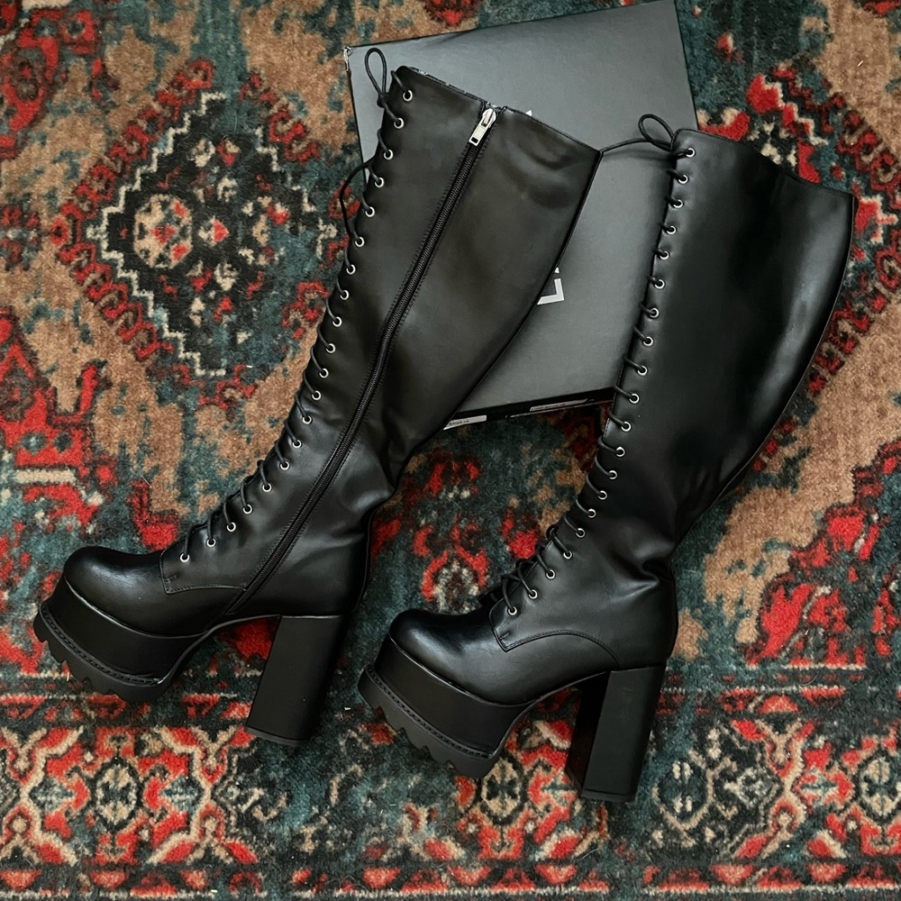 NIB Lamoda Knee High Lace Up Platform Boots